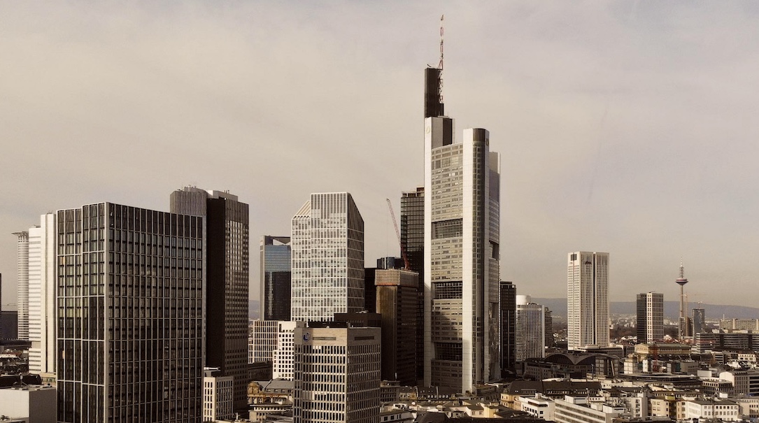 Commerzbank envisage des suppressions d'emplois pour contrer l'offensive d'UniCredit