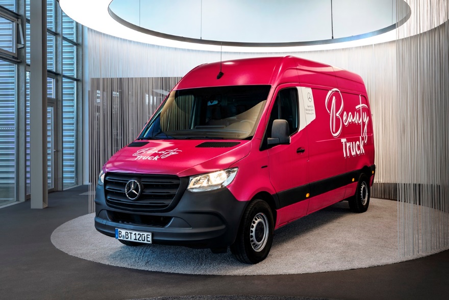 Mercedes-Benz c&eacute;l&egrave;bre les 30 ans du Sprinter avec une exposition de 17 mod&egrave;les carross&eacute;s &agrave; Berlin