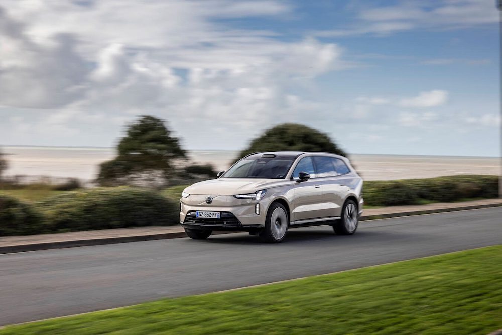 Volvo EX90 : le SUV &eacute;lectrique premium salu&eacute; pour sa s&eacute;curit&eacute; et son innovation