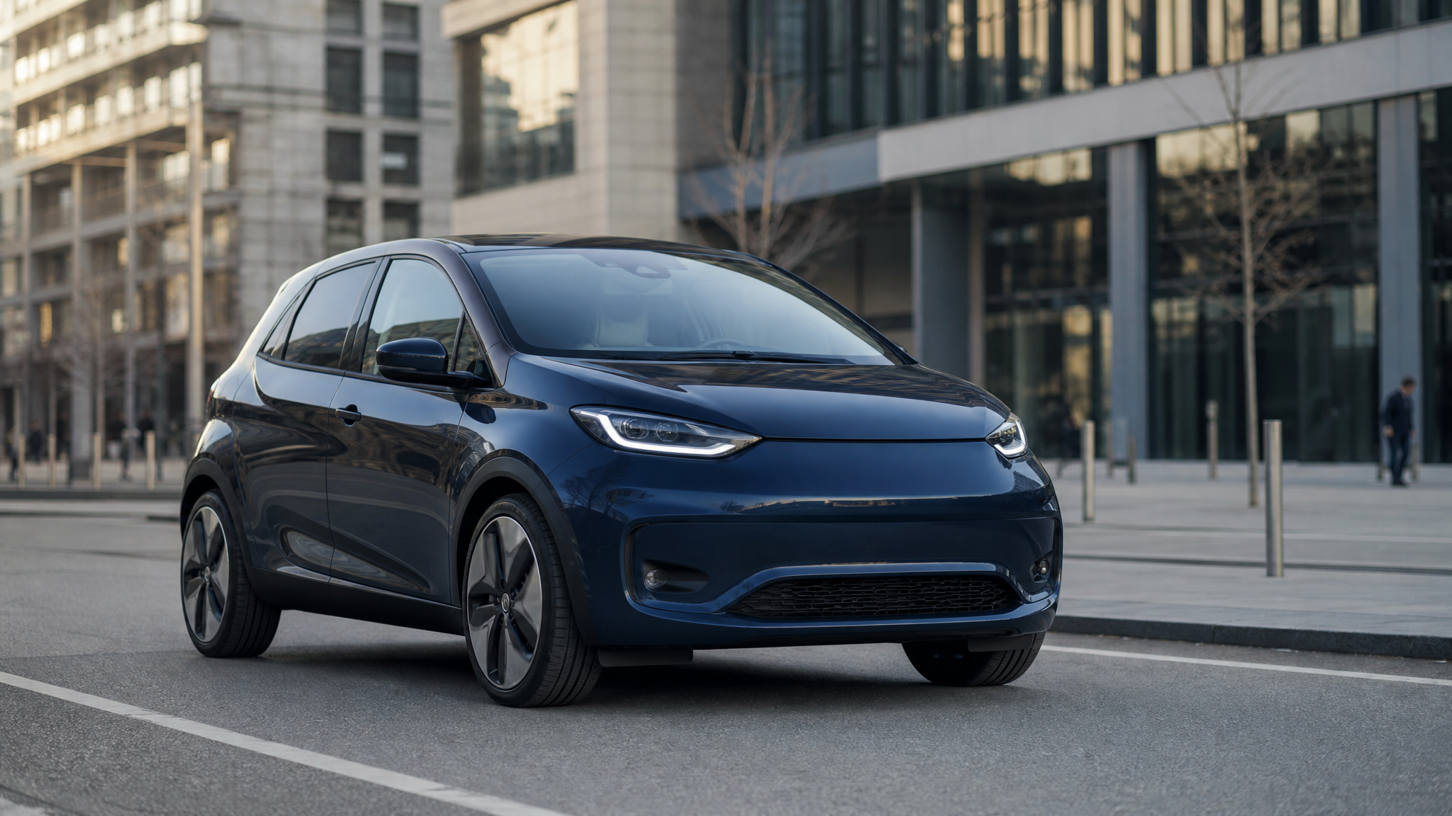 Visuel &eacute;ditorial sobre repr&eacute;sentant une voiture &eacute;lectrique compacte en environnement urbain europ&eacute;en