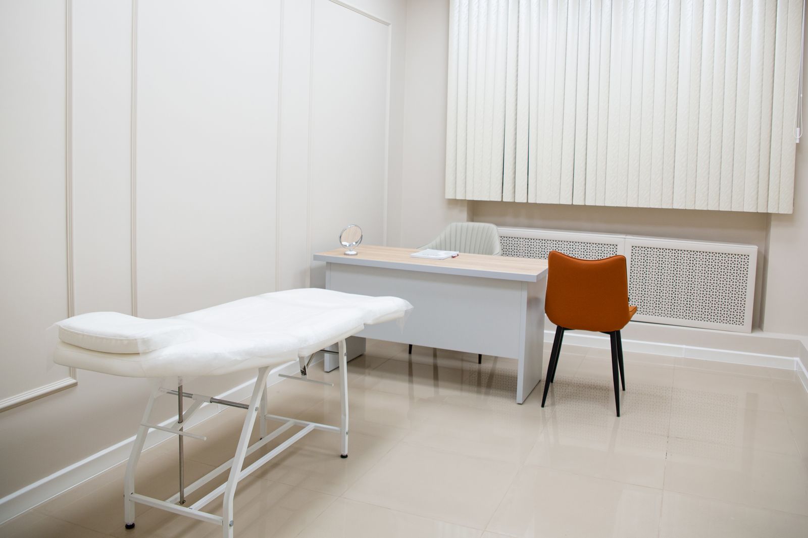 Cabinet médical moderne avec bureau, table d'examen et fauteuils