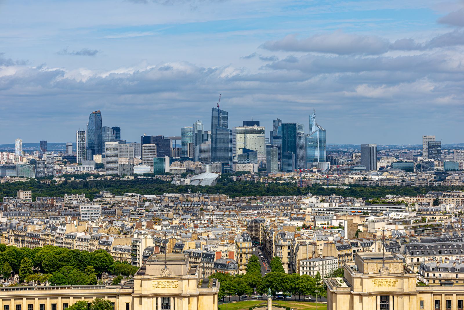 Skyline du quartier d'affaires de La Défense derrière les immeubles haussmanniens de Paris